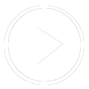 展开W23，主屏幕显示消息应用。屏幕显示了与Tasha的短信对话。发件人发送了一段男人一边敲击键盘一边对着麦克风唱歌的视频。Tasha回复了一个她竖起大拇指的表情符号。