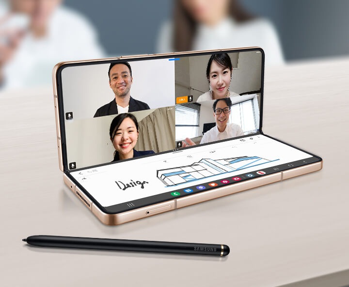 三星 W23可实现多人在线视频会议。得益于立式交互模式下的自适应分屏<sup>6</sup>，打开的主屏幕可分为上下两个部分，上方进行视频会议，下方使用S Pen<sup>7</sup>进行笔记操作，您还可以直接便捷地将手机内容镜像到电视或大显示屏，并与其他在线成员同步分享显示内容<sup>8</sup>，一举多得资源共享，高效协同中提升企业办公效能。