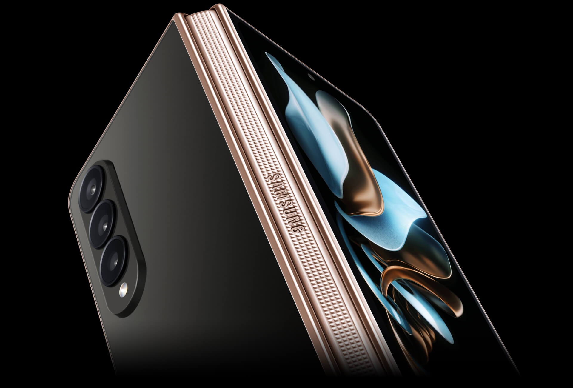 三星W23拥有三星W系列与生俱来的强大自信，这份自信不仅来自于品牌、用户、美誉，更源自于追求卓越、锐意创新的传统。在创意中，三星W23努力探索对色彩与材质工艺基础元素的传承与变革，沿革上一代*黑金配色带来的夺目新色——熠金黑；润泽轻盈的陶瓷背板，采用多重现代工序打磨，精工细作下分外坚固耐磨；金色“心系天下”标识也嵌入其间熠熠生辉。