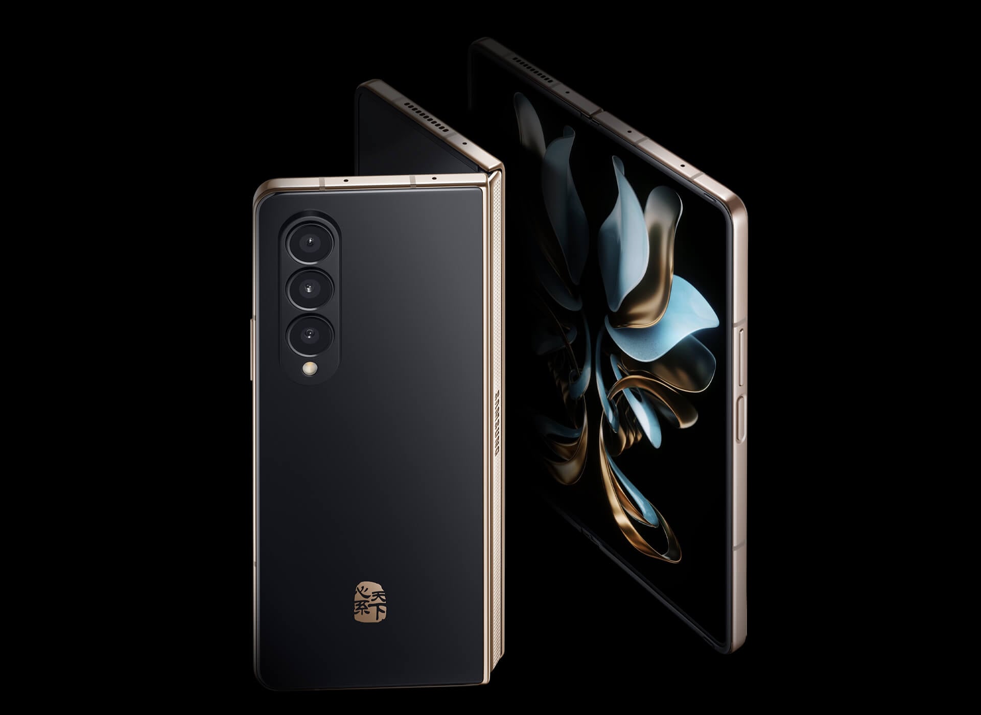 三星W23拥有三星W系列与生俱来的强大自信，这份自信不仅来自于品牌、用户、美誉，更源自于追求卓越、锐意创新的传统。在创意中，三星W23努力探索对色彩与材质工艺基础元素的传承与变革，沿革上一代*黑金配色带来的夺目新色——熠金黑；润泽轻盈的陶瓷背板，采用多重现代工序打磨，精工细作下分外坚固耐磨；金色“心系天下”标识也嵌入其间熠熠生辉。